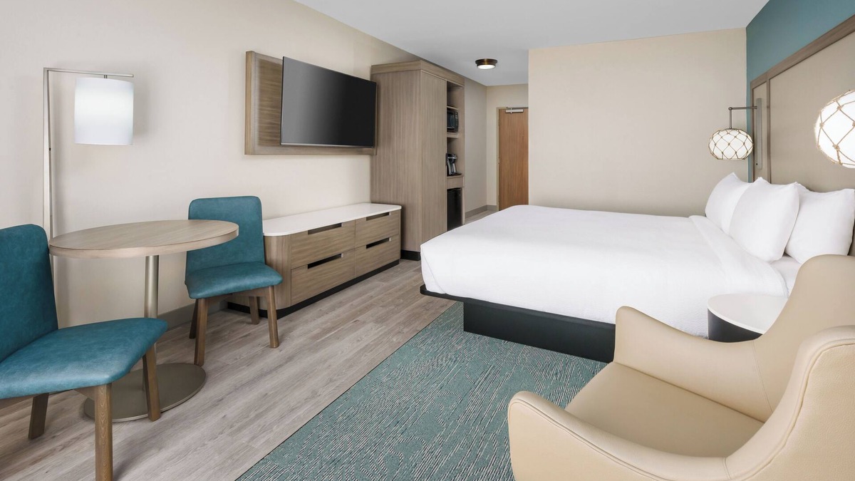 Marathon Hotel | Comfort and Convenience! Relaxing Room w/King Bed, FREE Breakfast, Pool