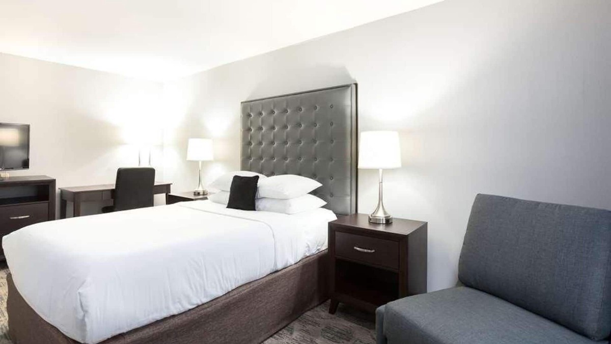 Auburn House | Comfort and Convenience! Free Breakfast, Free Parking, Pets Allowed