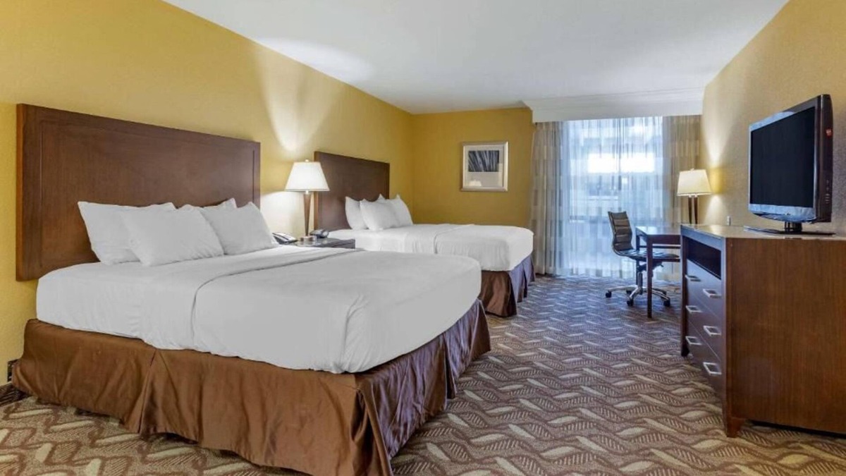 Roswell House | Comfort and Convenience! 4 Relaxing Units, Free Breakfast, Pet-friendly