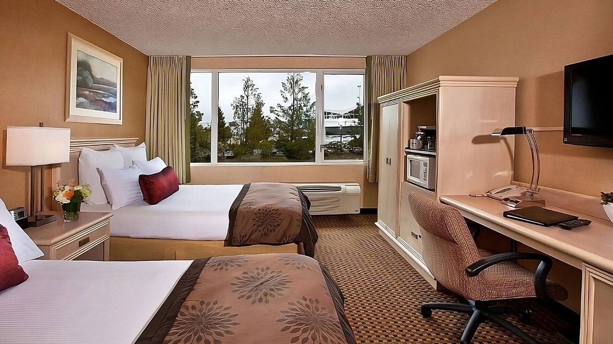 SeaTac Hotel | Comfort and Convenience! Free Parking and Airport Shuttle, Pets Allowed