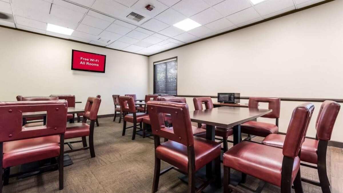 SeaTac Hotel | Comfort and Convenience! Steps Away from Everything | Pet-friendly