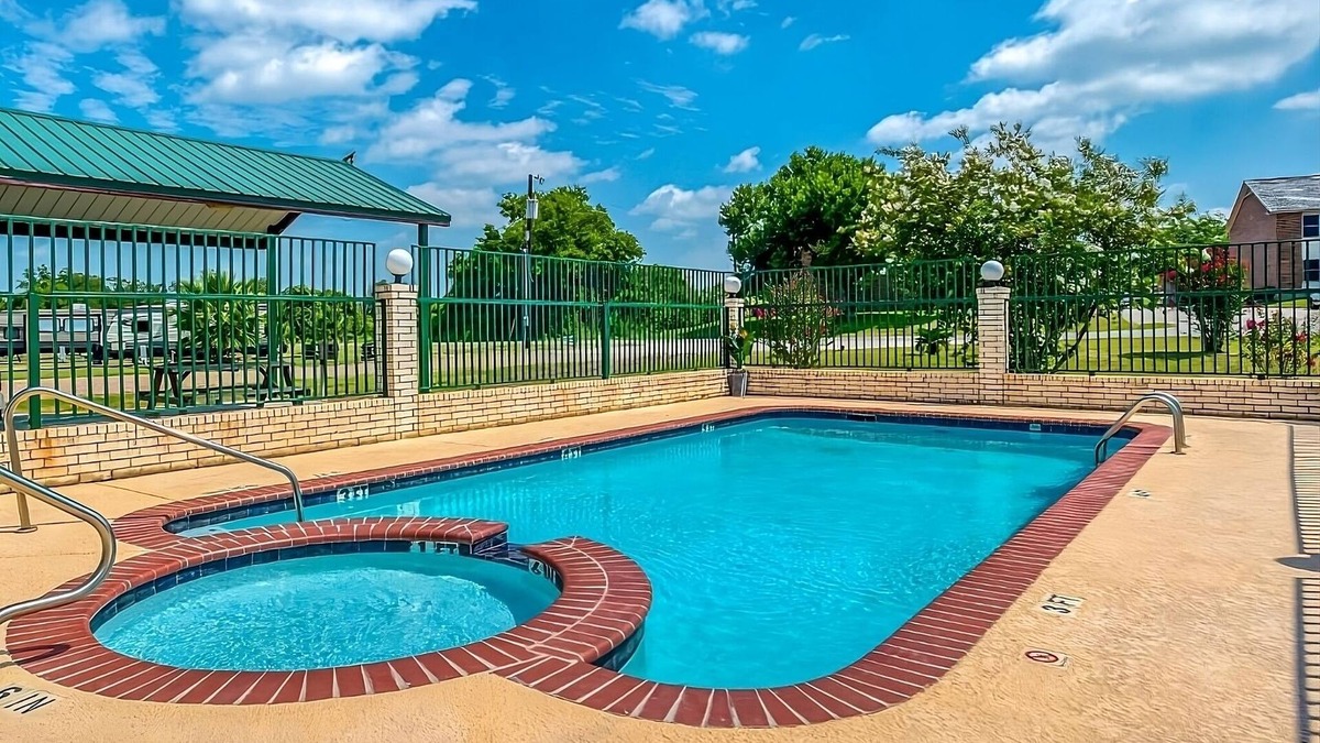 Sweet Home House | Comfort and Convenience! Pool, FREE Parking and Breakfast! Near Dragon House!