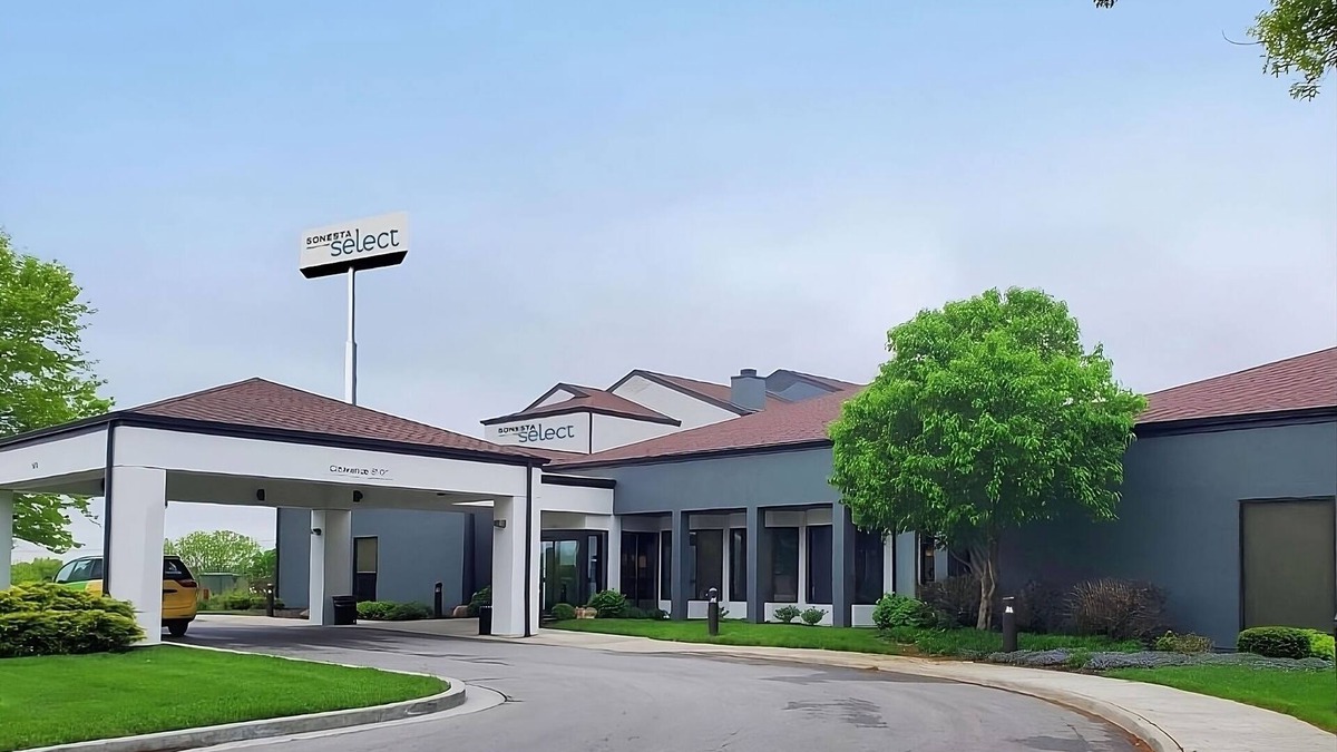 South Kansas City Hotel | Comfort and Location! Free Parking! Near Overland Park Convention Center!