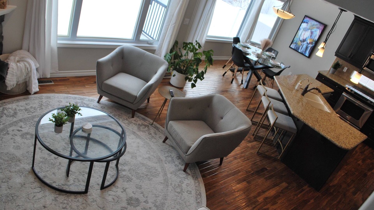 Sylvan Lake House | Comfort and style staying at an Executive House!