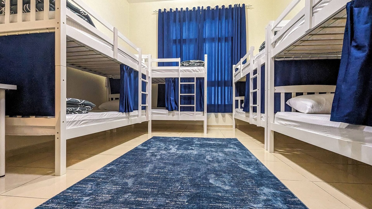 Dubai Villa | Comfort Bed inn Hostel - 15min from city center/High Speed Wifi and AC