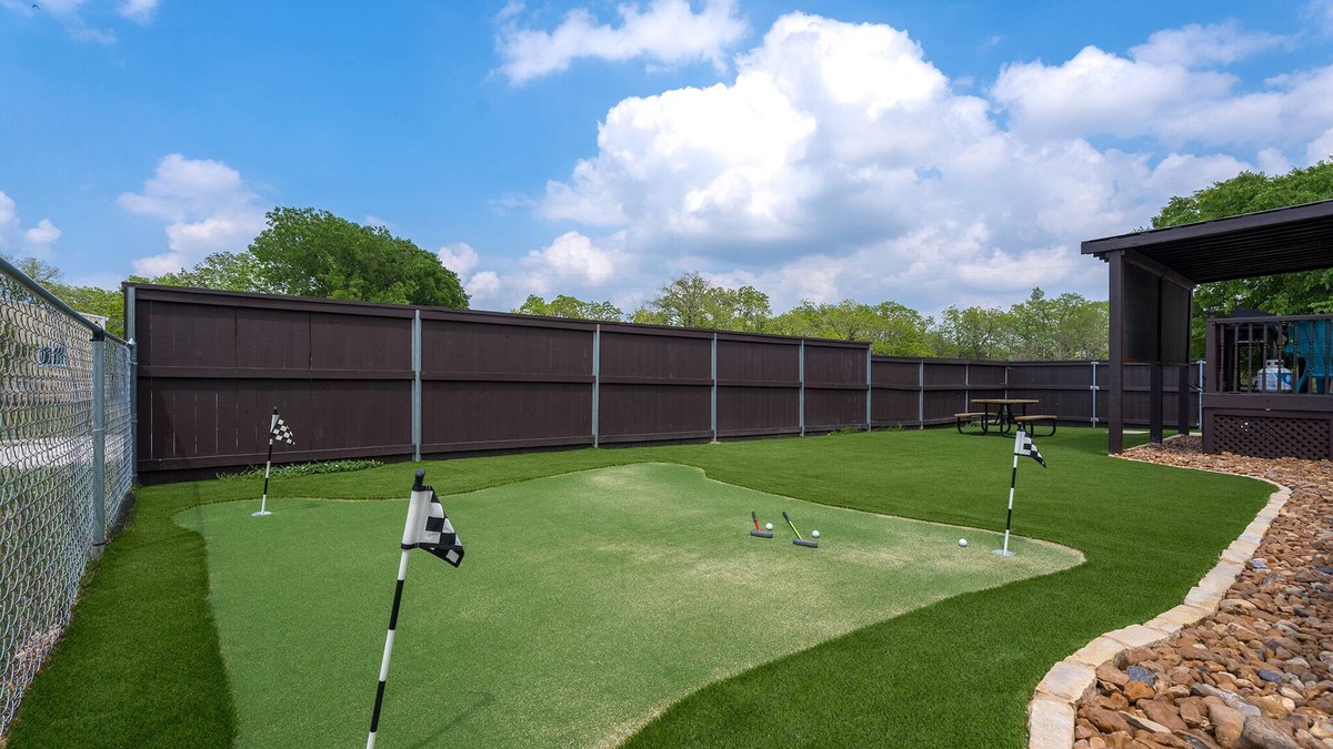 Comfort House | Comfort Charm|Mini Putting Green|Game Room|Grill