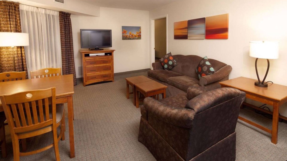 Las Colinas Apartment | Comfort & Convenience! 2 Spaces w/Fully-equipped Kitchen, Parking & Breakfast!