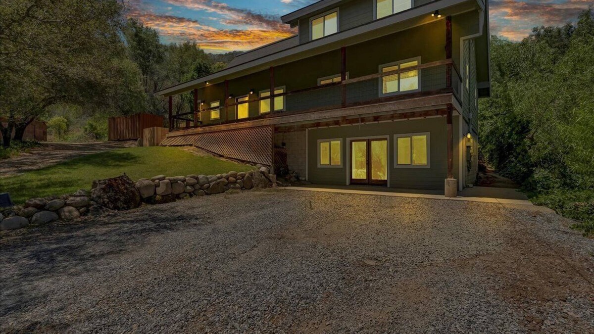 Kaweah House | Comfort in Nature, Multi-Family, 3 Kings + 4 Twins + 2 Queens, BBQ