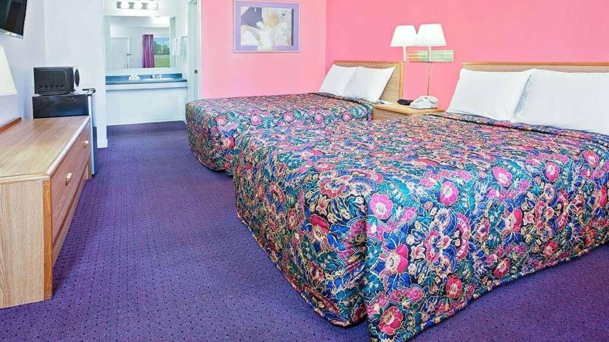 Muskogee House | Comfort Meets Affordability in Knights Inn Muskogee! 3 Great Units, Free Parking