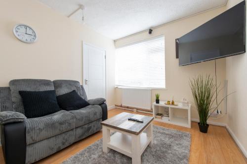 Abbey Wood House | Comfort Meets Style, 3-Bedroom Home, Greenwich, Sleeps 10! Contractor Friendly!