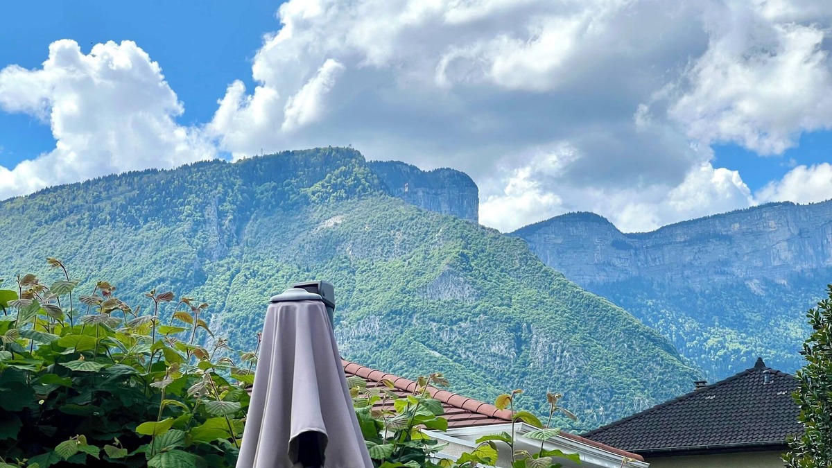 Saint-Egreve Bed & Breakfast | Comfort room in guest house l Tram