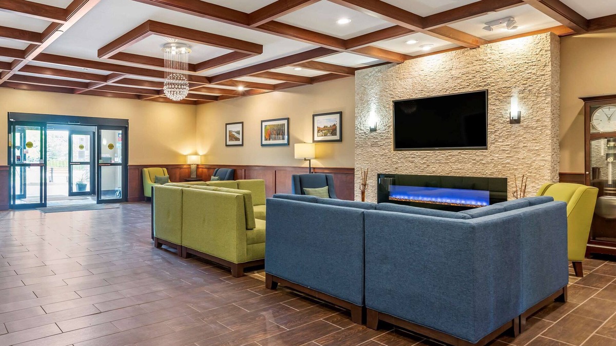 Comstock Park Hotel | Comfort Suites Grand Rapids North