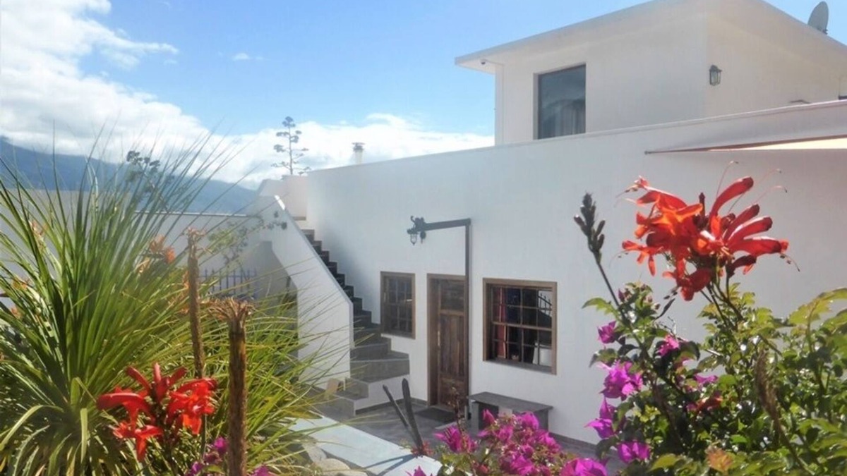Los Llanos de Aridane House | Comfort vacation home near the beach with pool, breathtaking views and garden