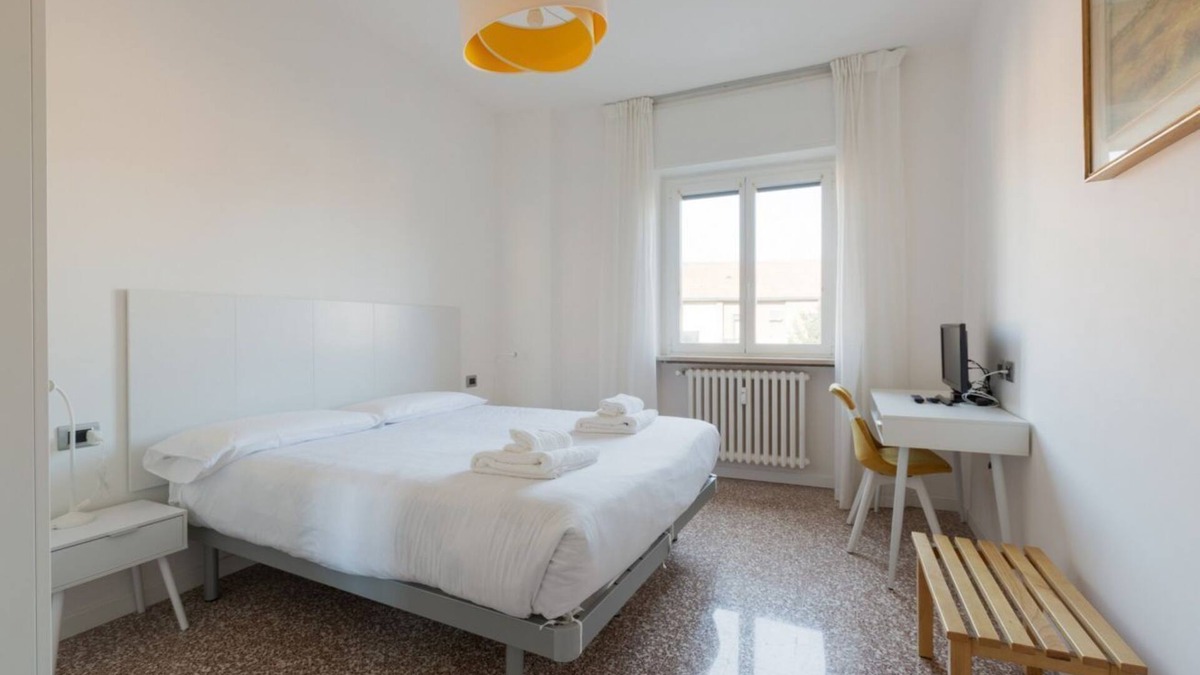 Lambrate Apartment | Comfortable 100sqm flat located on the fourth floor (with lift), equipped with kitchen, living area, two bathrooms and two bedrooms that can accommodate up to 4 people. A short walk from Lambrate and Udine stations, it is conveniently located to reach th