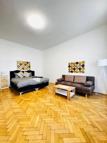 Rudolfsheim-Funfhaus Apartment | Comfortable 1BR & Lounge Apartment 7 min Westbahnhof