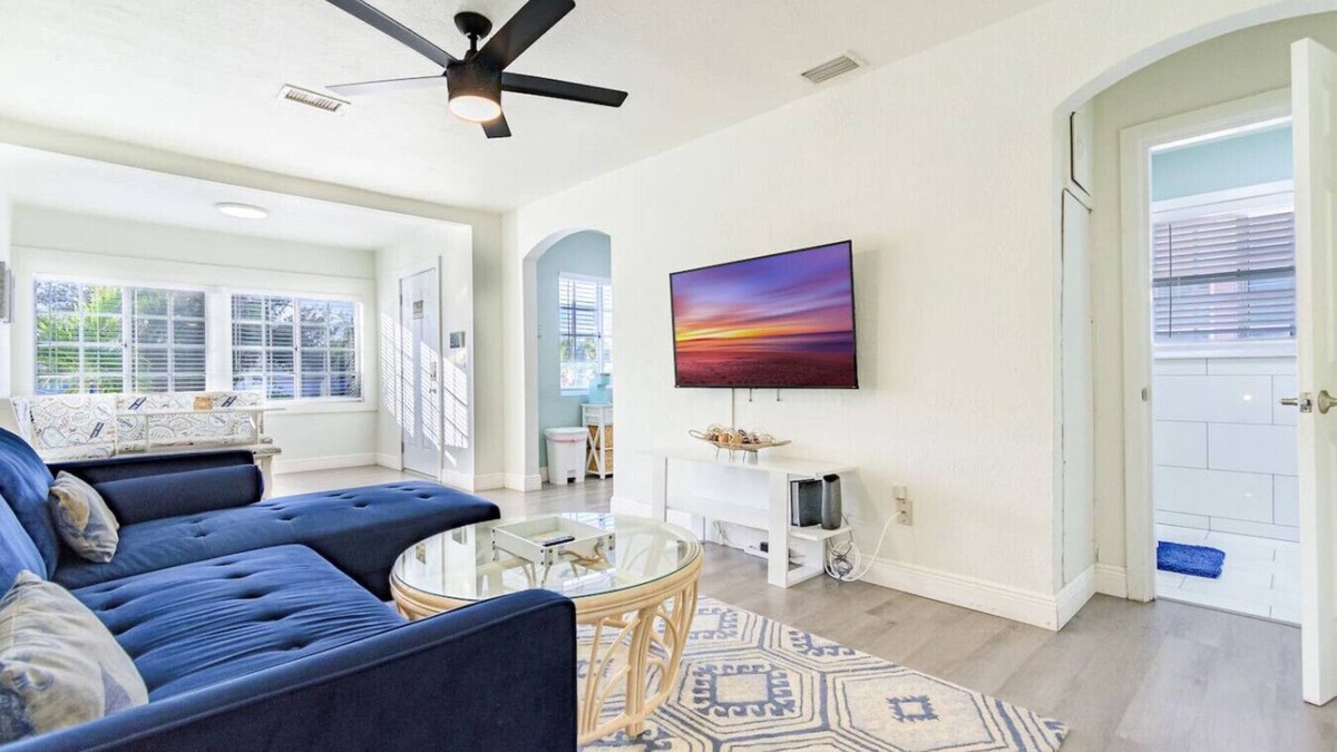 Clearwater Apartment | Comfortable 2/1 Coastal Condo Close to Beach