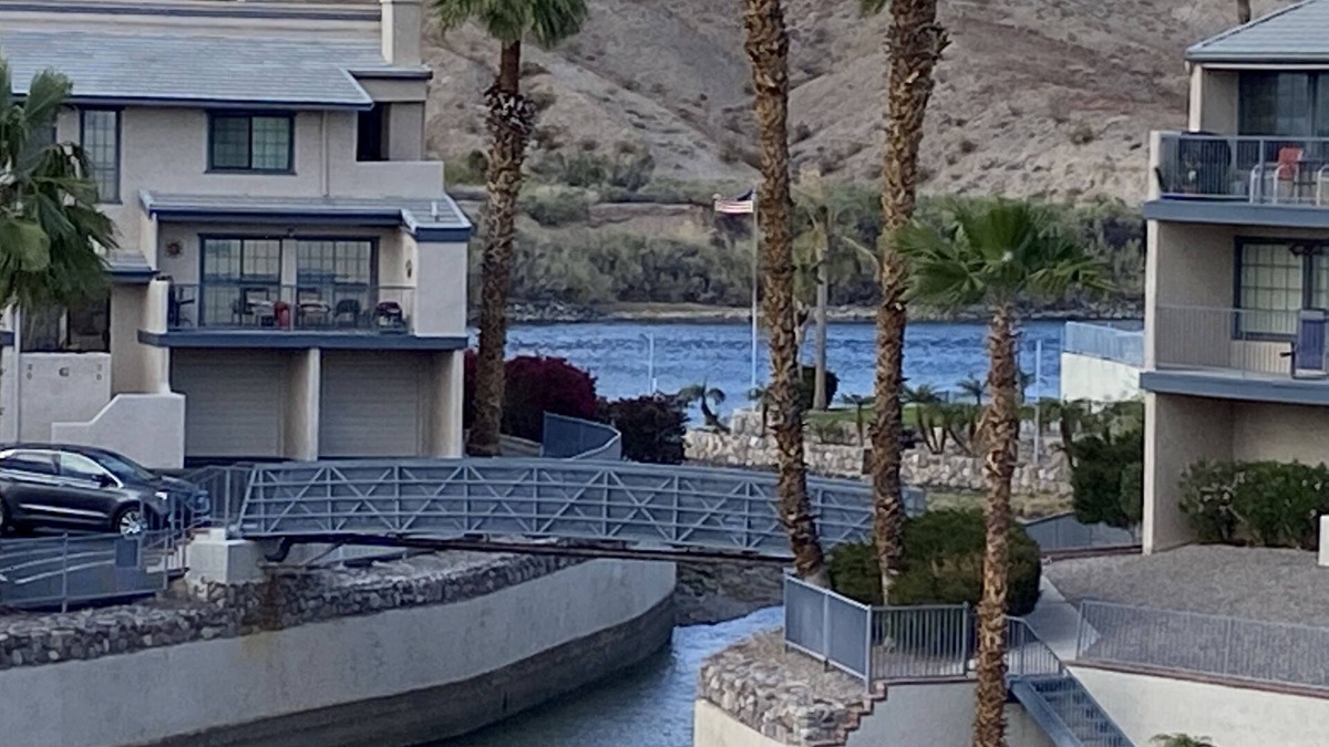 Bullhead City Condo | Comfortable 2 Bed/2 Bath Condo on the River with Private Marina!