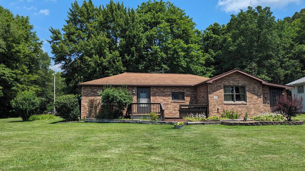 Hubbard House | Comfortable 2-bedroom house with AC in charming Hubbard. Full Kitchen, Laundry