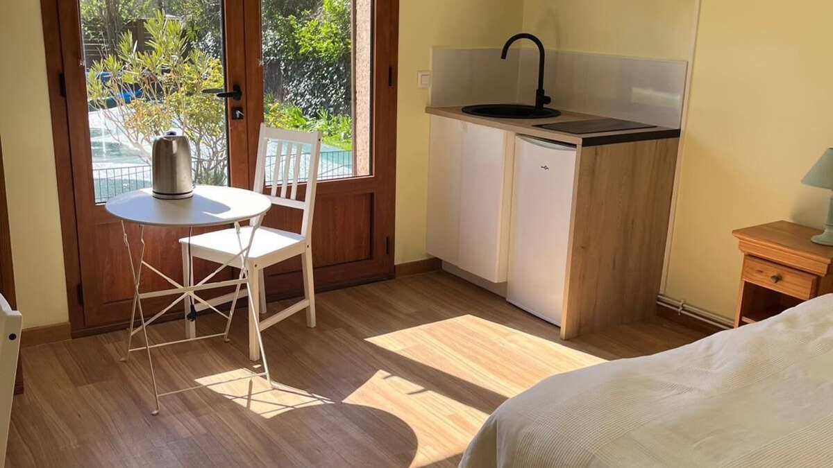 Saint-Cloud Apartment | Comfortable 22m2 studio near Paris, overlooking garden and Parc de St Cloud