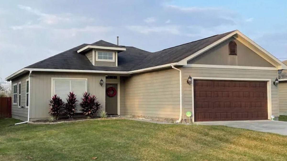 Santa Fe House | Comfortable 3 Bedroom Home with Garage