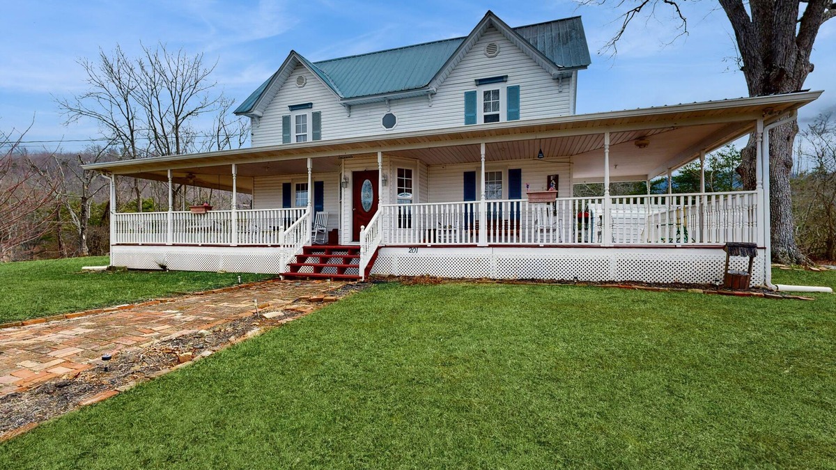 Weaverville House | Comfortable 5 Bedroom retreat close to local attractions
