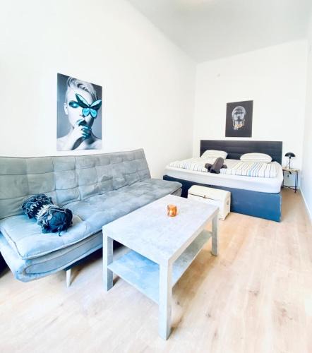 Rudolfsheim-Funfhaus Apartment | Comfortable 5BR Accommodation 7 Min to Westbahnhof