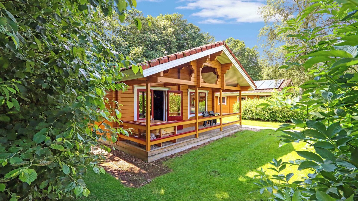 Gramsbergen House | Comfortable 6-person bungalow with dishwasher, washing machine, and covered veranda near Gramsbergen at lively park ’t Hooge Holt.