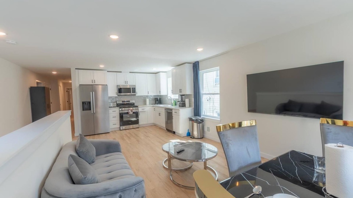 Lower Vailsburg House | Comfortable 6BR/4BA Home 2 Units in One +Great for Family Trips +Free Parking