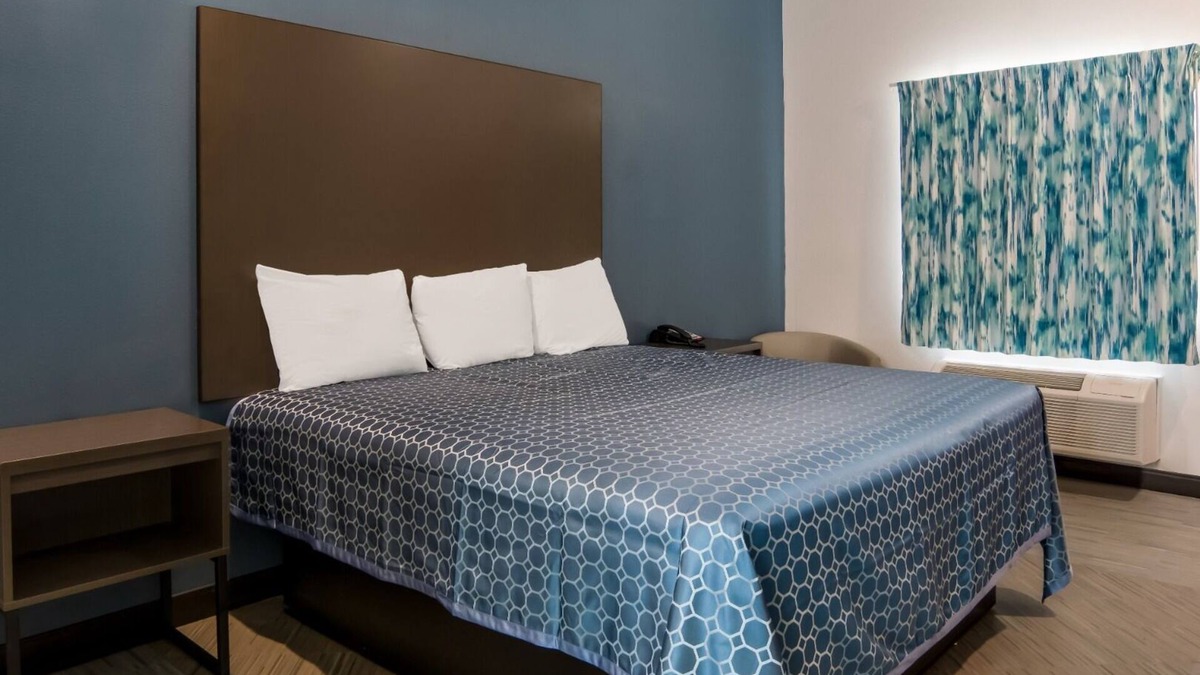 South Arlington Hotel | Comfortable and Affordable Stay 13 Miles From AT&T Stadium, Prime Location