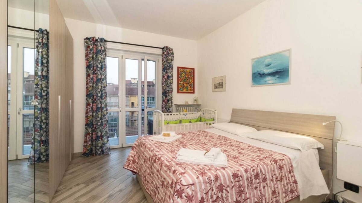 Turin Apartment | Comfortable and functional apartment of about 75 square meters which can accommodate up to 4 adults located on the fourth floor of a building equipped with a lift.The property is located in an area served by everything: bars, supermarkets, restaurants an