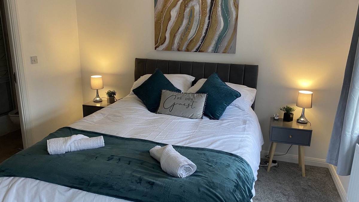 Norwich House | Comfortable and great location. Norwich townhouse. 5 mins to the airport.