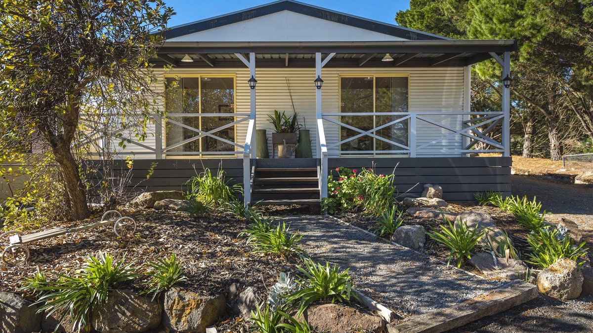 Kyneton Bed & Breakfast | Comfortable and Lovely Bodkin Cottage - Room 1