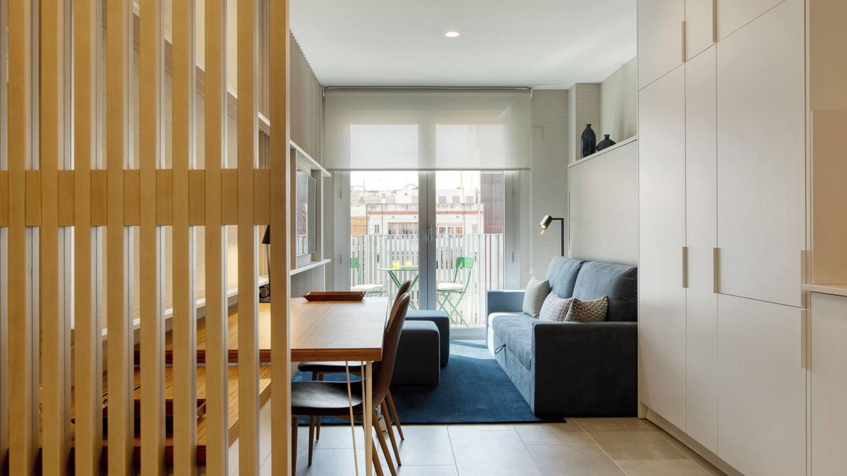 Dreta de l'Eixample Apartment | Comfortable and practical studio with outdoor balcony.