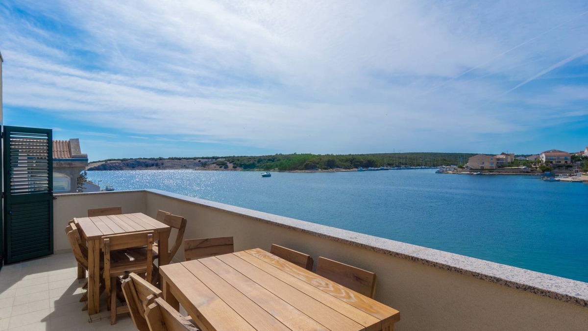 Simuni Apartment | Comfortable and spacious apartment with terrace and sea view Šimuni, Pag (A-18386-c)