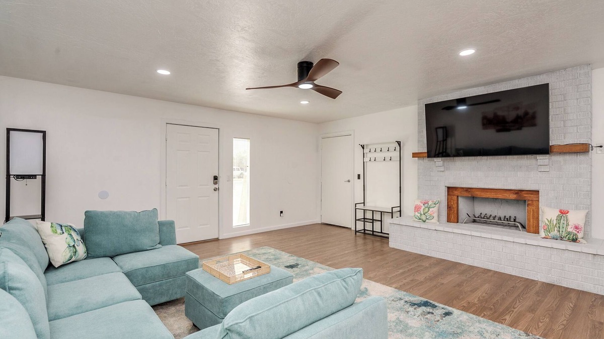 South Harrison House | Comfortable and Stylish 4-bedroom with Pool in Eastside Tucson - 10 guests