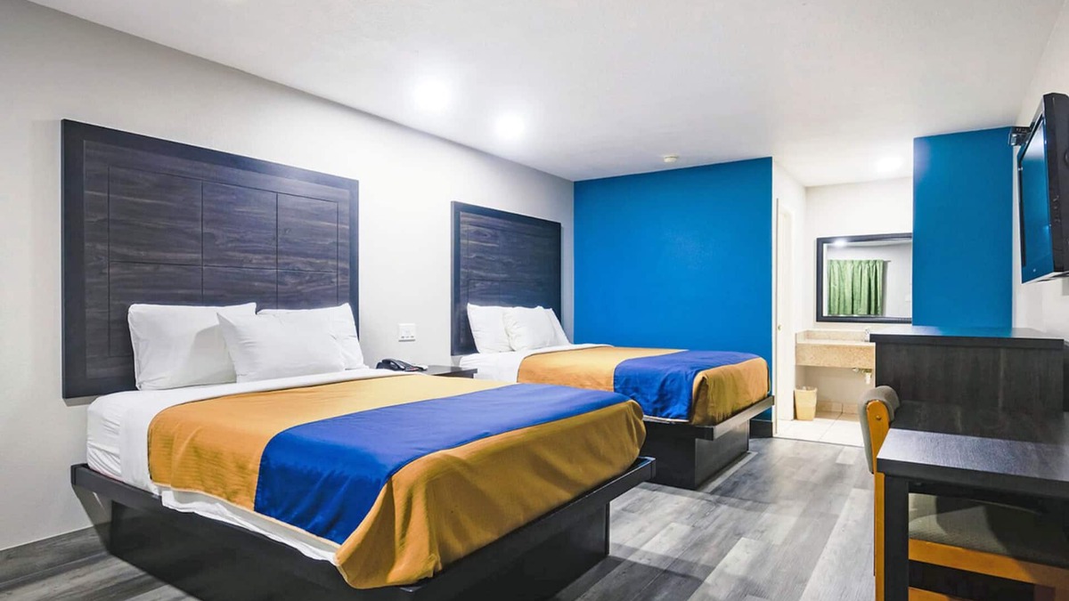 Pledger Hotel | Comfortable and Suiting Stay! Free Breakfast and Parking!