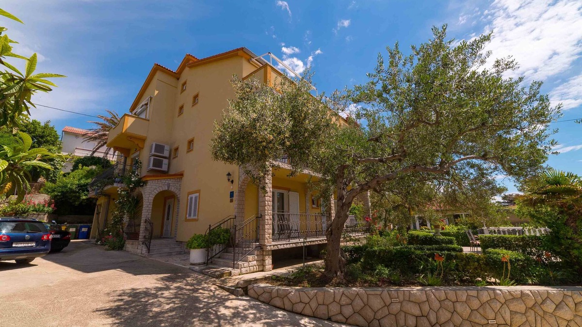 Banjol Apartment | Comfortable apartment with 2 bedrooms, air conditioning, near to the sea