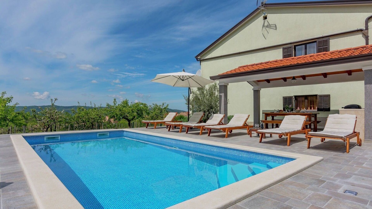 Cerovlje Apartment | Comfortable apartment in Cerovlje with pool