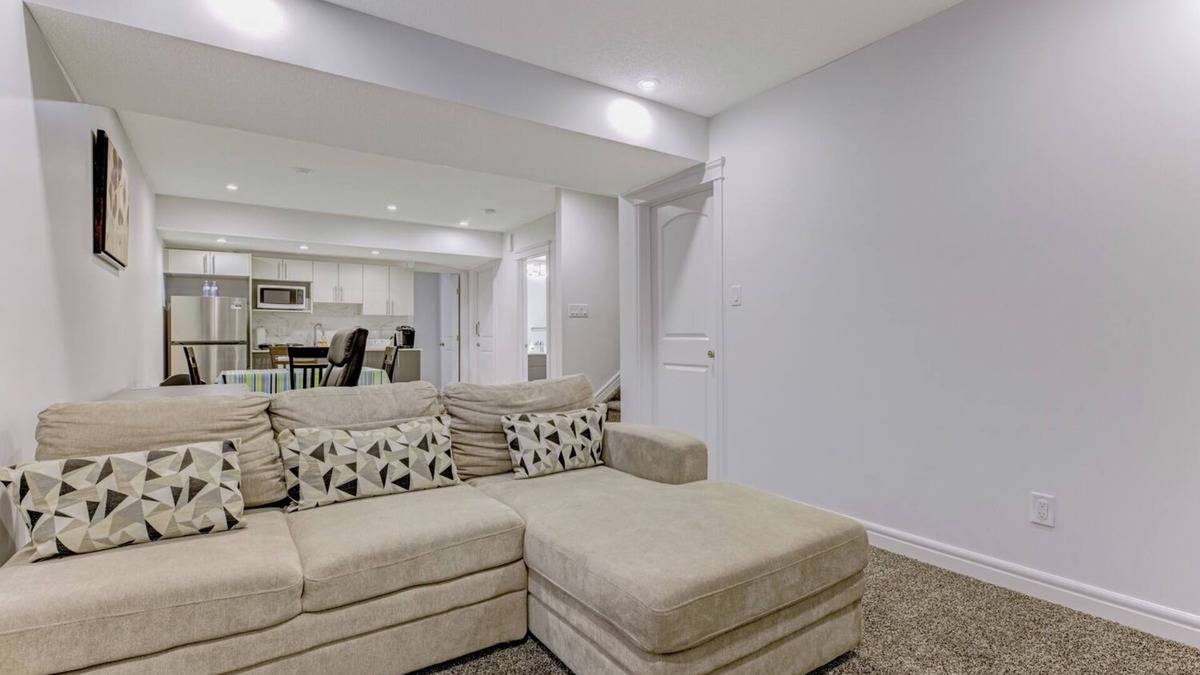 Southwest Edmonton House | Comfortable Basement Suite in SW Edmonton
