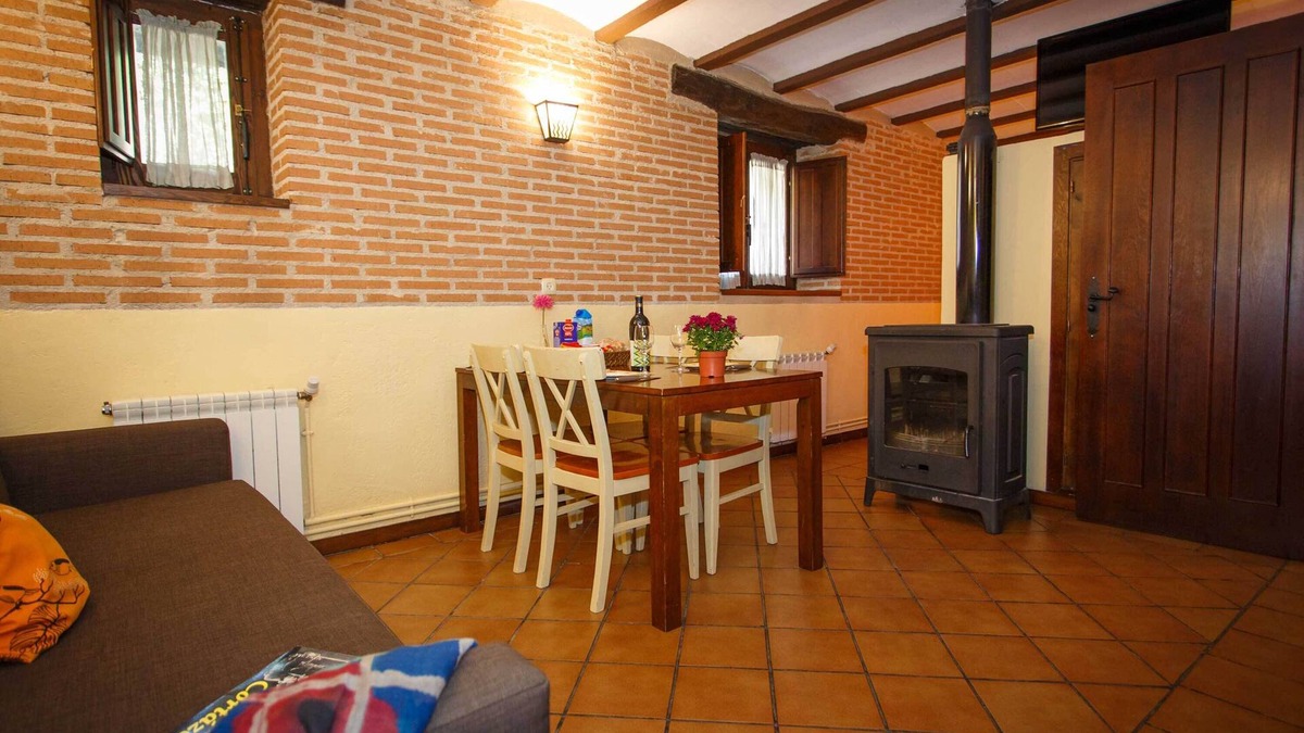 Robregordo Apartment | Comfortable bedroom apartment and sofa bed on the ground floor with fireplace