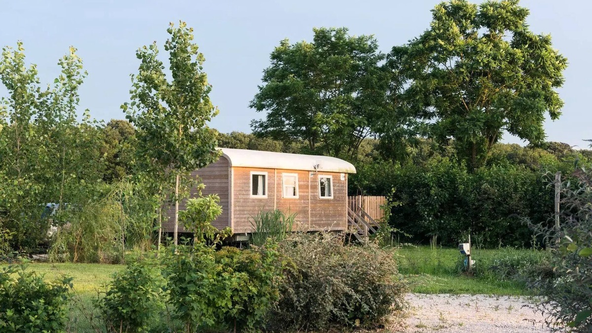 Seillac Cabin | Comfortable caravan - 2 bedrooms - Cosy atmosphere - Kitchenette, bathroom and toilet for 4 people