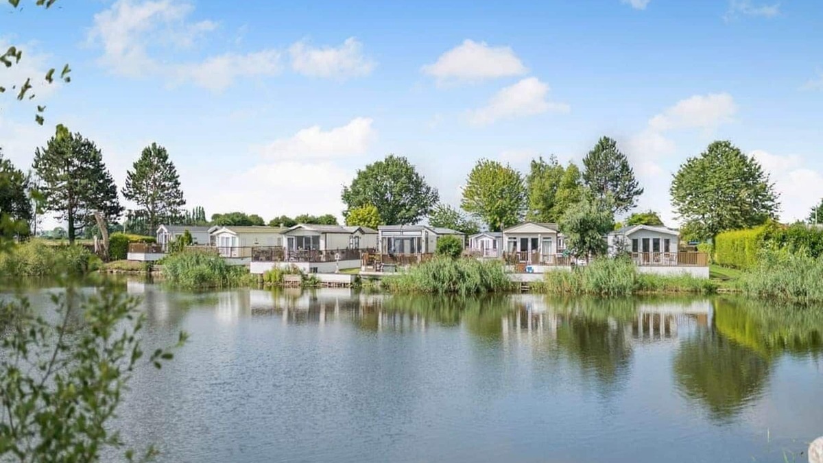 Ryther House | Comfortable caravan with one double with en suite with toilet, and one twin.