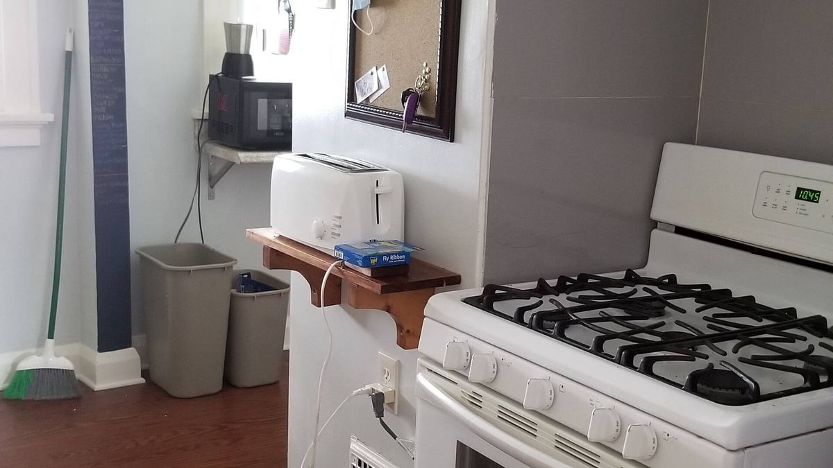 Ottawa Apartment | Comfortable, charming 2 bedroom upper duplex in Toledo, Ohio.