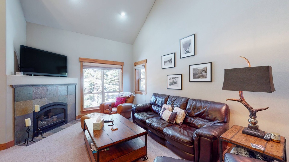 Truckee Condo | Comfortable Condo with Shared Pool, Gas Fireplace & Washer/Dryer
