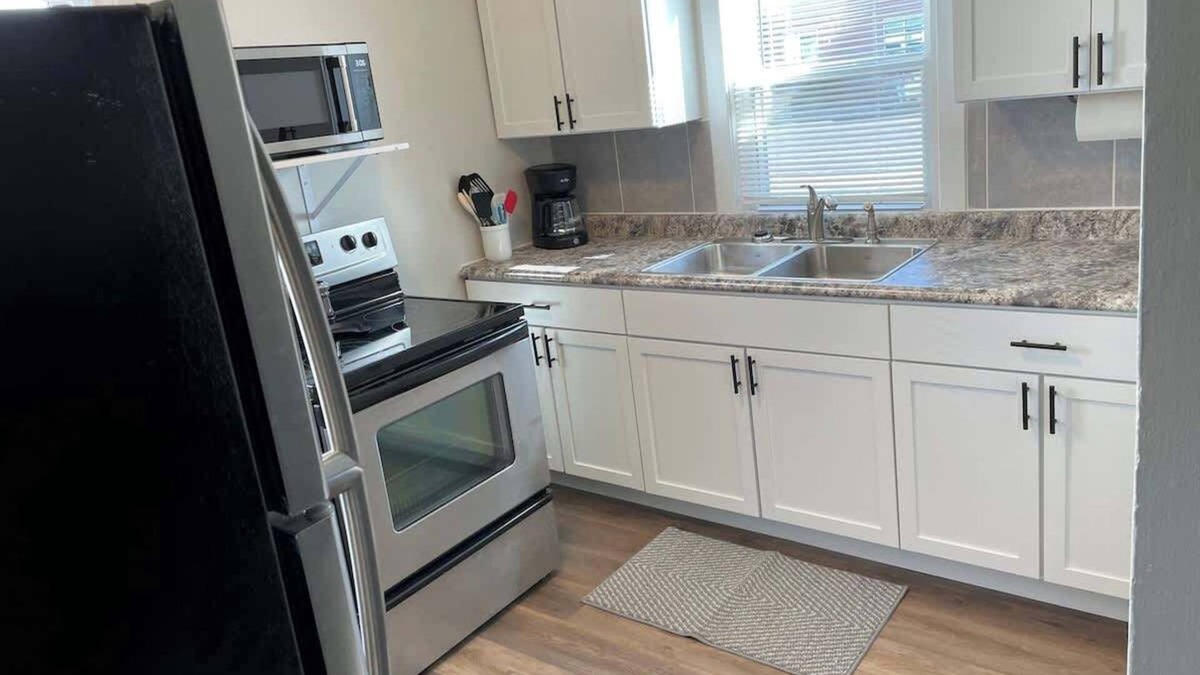 Sidney House | Comfortable Cozy 1 Bed/1 Bath, Awesome Location!