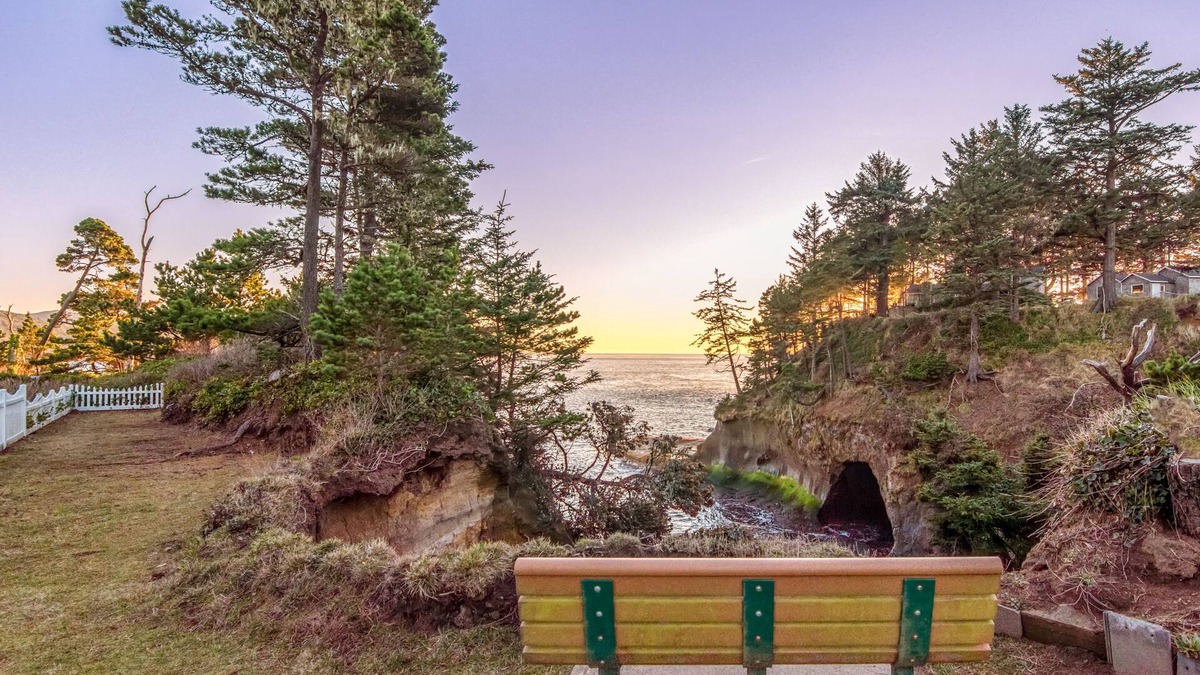 Depoe Bay House | Comfortable, Cozy, Honeymoon Cottage, Ocean Views, Whale Watching in Depoe Bay