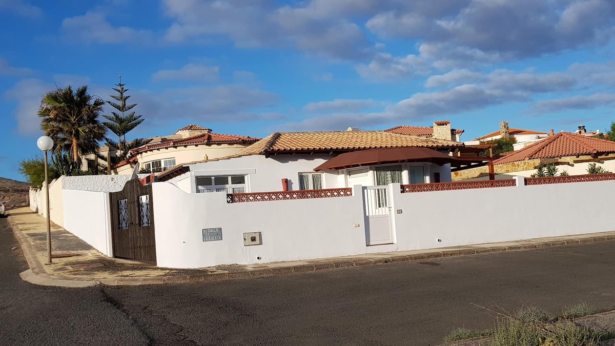 La Pared House | Comfortable detached house surrounded by nature, 2 steps from the sea.
