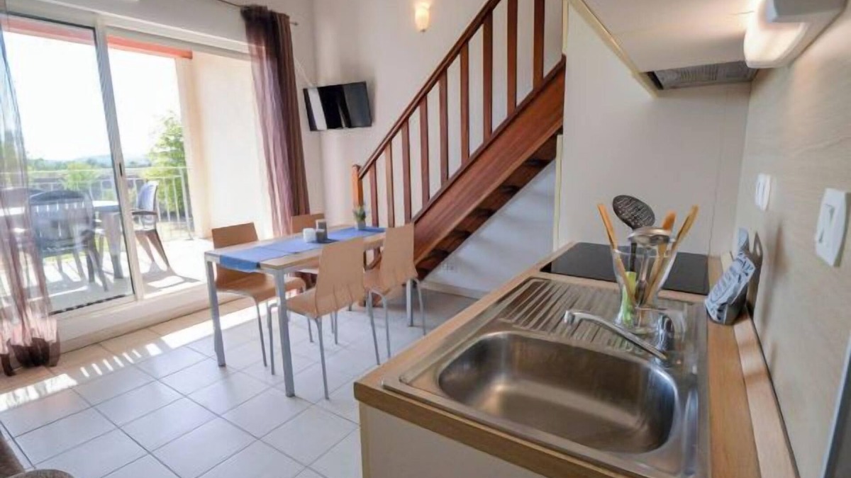 Azille Hotel | Comfortable Family Units with Kitchenettes & Seasonal Pool Access