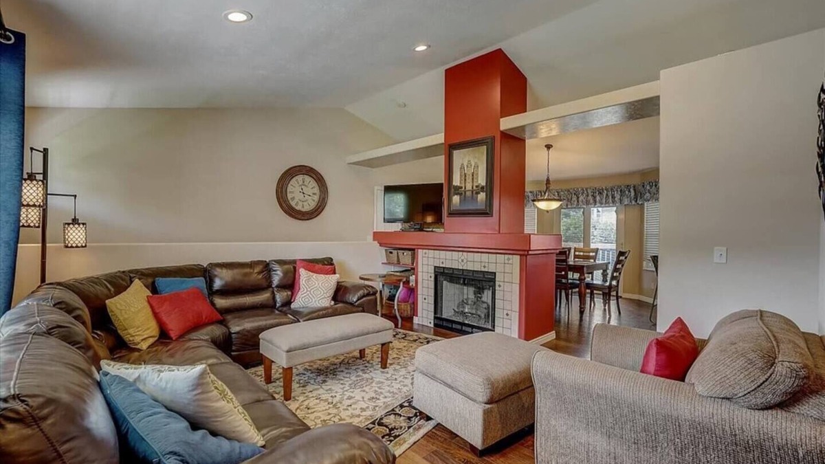 West Jordan House | Comfortable Family-Sized Home w/4br 3 bath, ping pong, fast wifi and hot tub!