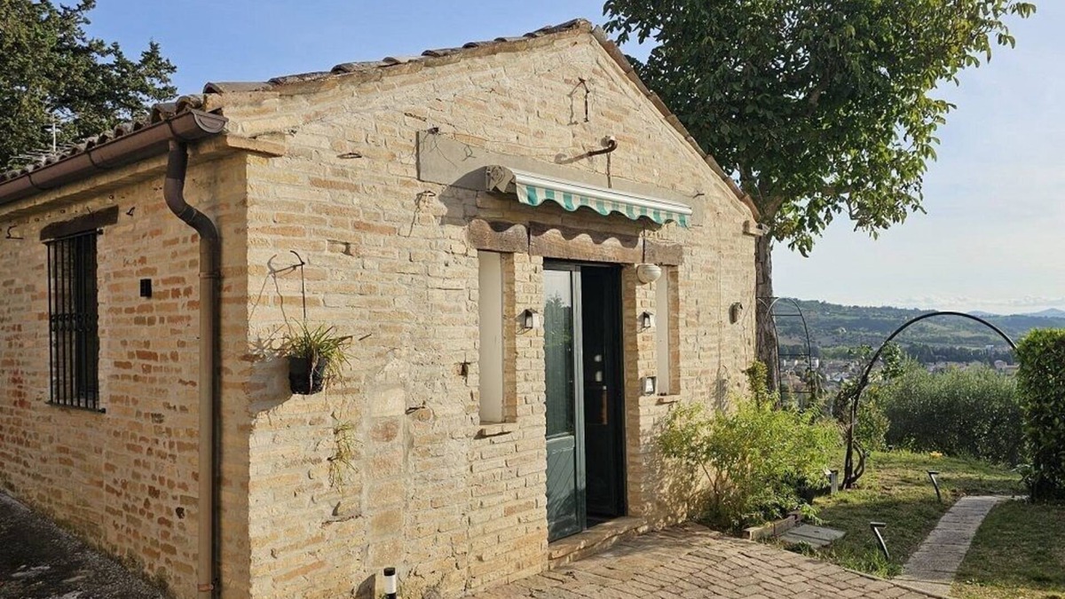 Falerone House | Comfortable Guesthouse in Scenic Italian Countryside